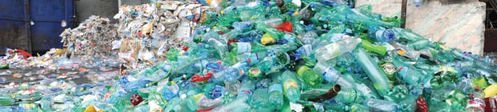 Fjell av tomme plastflasker